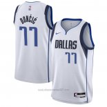 Camiseta Nino Dallas Mavericks Luka Doncic #77 Association 2021 Blanco