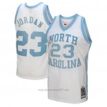 Camiseta NCAA North Carolina Tar Heels Michael Jordan #23 Mitchell & Ness 1983-84 Blanco