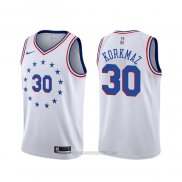 Camiseta Philadelphia 76ers Furkan Korkmaz #30 Earned Blanco