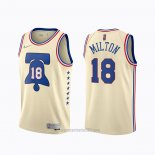 Camiseta Philadelphia 76ers Shake Milton #18 Earned 2020-21 Crema