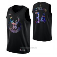 Camiseta Milwaukee Bucks Giannis Antetokounmpo #34 Iridescent Logo Negro