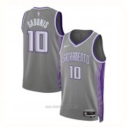 Camiseta Sacramento Kings Domantas Sabonis #10 Ciudad 2022-23 Gris