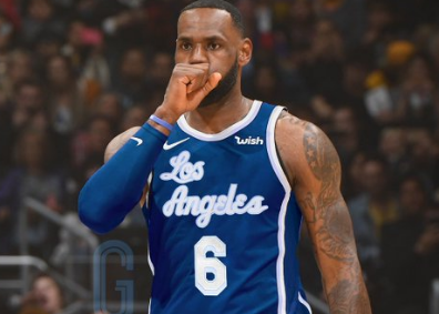 Exposición de que los Lakers reiniciarán la camiseta retro azul